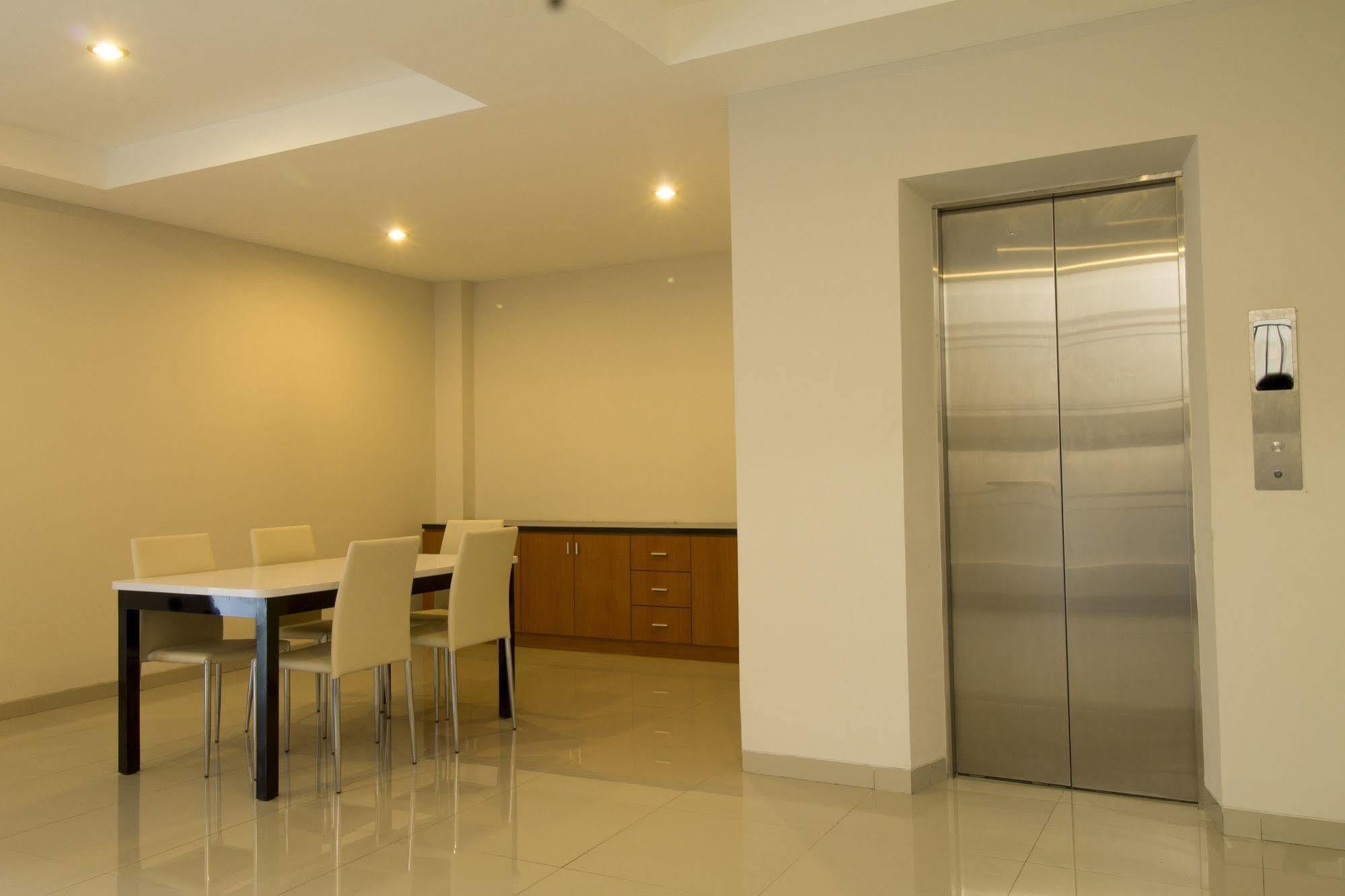Reddoorz Plus @ Setiabudi Tengah Jakarta Exterior foto